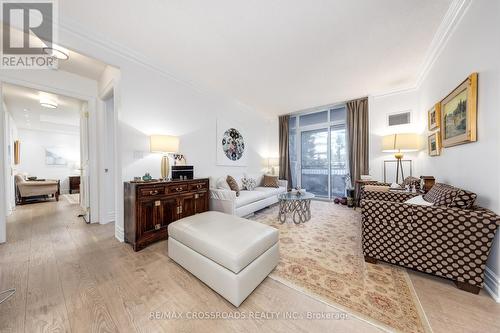 210 - 10 Old York Mills Road, Toronto, ON - Indoor Photo Showing Living Room