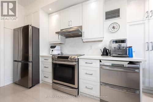 210 - 10 Old York Mills Road, Toronto, ON - Indoor Photo Showing Kitchen