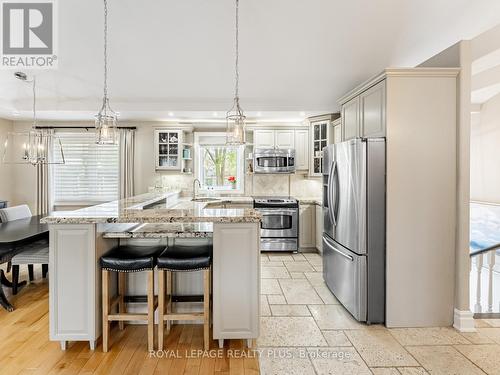 1885 Hindhead Road, Mississauga, ON - Indoor Photo Showing Kitchen With Upgraded Kitchen