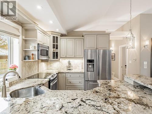 1885 Hindhead Road, Mississauga, ON - Indoor Photo Showing Kitchen With Upgraded Kitchen