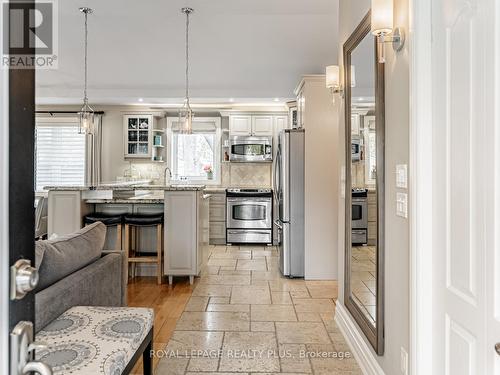 1885 Hindhead Road, Mississauga, ON - Indoor Photo Showing Kitchen With Upgraded Kitchen
