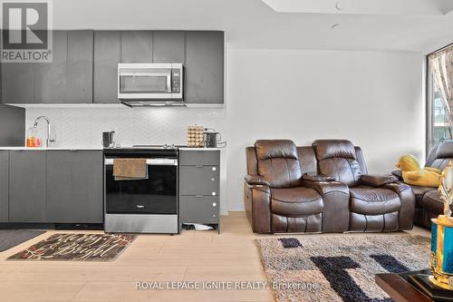 414 - 1604 Charles Street, Whitby, ON - Indoor Photo Showing Kitchen