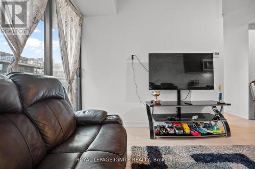 414 - 1604 Charles Street, Whitby, ON - Indoor Photo Showing Living Room