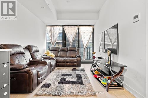 414 - 1604 Charles Street, Whitby, ON - Indoor Photo Showing Living Room