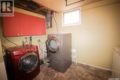 724 4Th Street E, Shaunavon, SK - Indoor Photo Showing Laundry Room