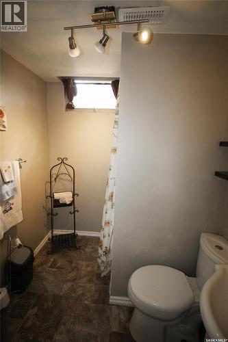 724 4Th Street E, Shaunavon, SK - Indoor Photo Showing Bathroom