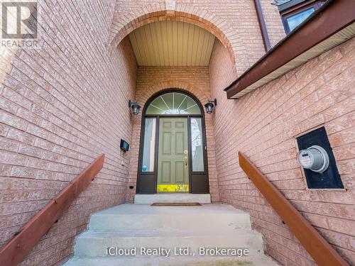 16 - 1100 Queens Avenue, Oakville, ON - Outdoor