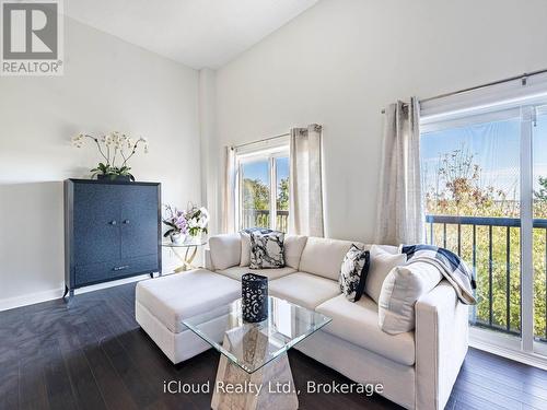 16 - 1100 Queens Avenue, Oakville, ON - Indoor Photo Showing Living Room