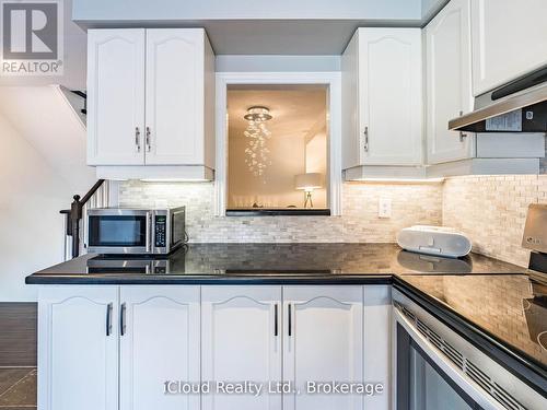 16 - 1100 Queens Avenue, Oakville, ON - Indoor Photo Showing Kitchen
