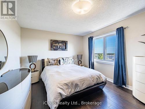 16 - 1100 Queens Avenue, Oakville, ON - Indoor Photo Showing Bedroom