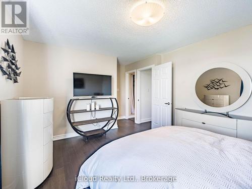 16 - 1100 Queens Avenue, Oakville, ON - Indoor Photo Showing Bedroom