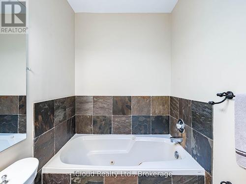 16 - 1100 Queens Avenue, Oakville, ON - Indoor Photo Showing Bathroom