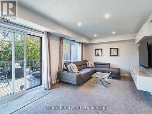 16 - 1100 Queens Avenue, Oakville, ON - Indoor Photo Showing Living Room