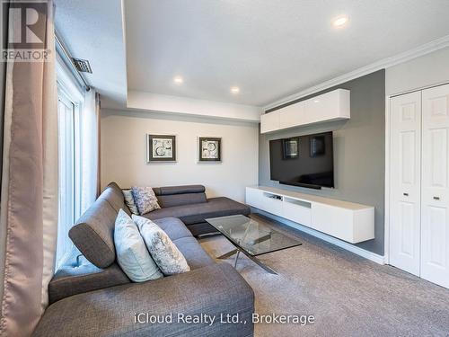 16 - 1100 Queens Avenue, Oakville, ON - Indoor Photo Showing Living Room