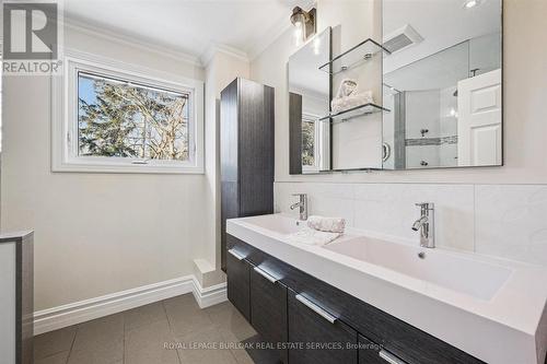 4069 Lakeshore Road, Burlington, ON - Indoor Photo Showing Bathroom