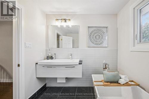 4069 Lakeshore Road, Burlington, ON - Indoor Photo Showing Bathroom