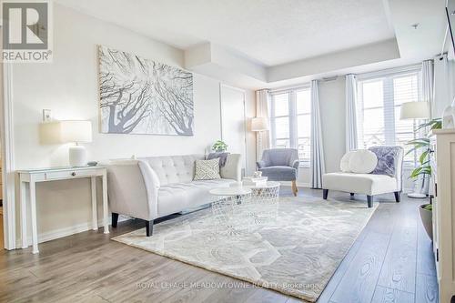 321 - 3070 Rotary Way, Burlington, ON - Indoor Photo Showing Living Room