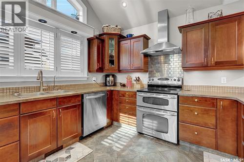 2736 Regina Avenue, Regina, SK - Indoor Photo Showing Kitchen With Double Sink