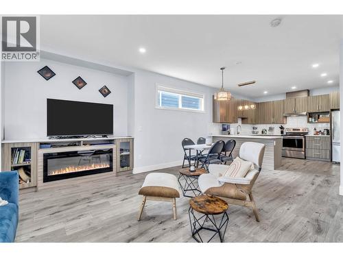 782 Coopland Crescent Unit# 1, Kelowna, BC - Indoor Photo Showing Living Room