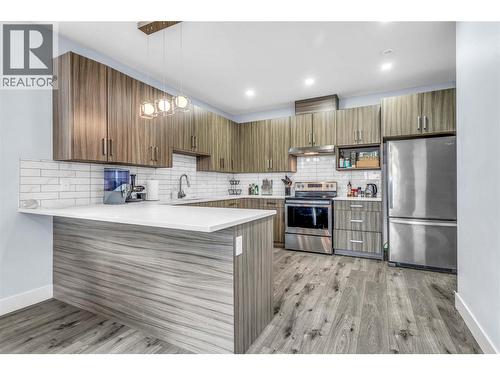 782 Coopland Crescent Unit# 1, Kelowna, BC - Indoor Photo Showing Kitchen With Upgraded Kitchen