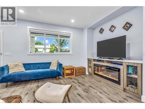 782 Coopland Crescent Unit# 1, Kelowna, BC - Indoor Photo Showing Living Room