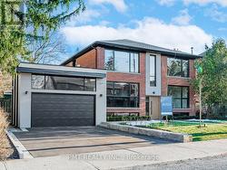 MAIN (UNIT B) - 157 ROSLIN AVENUE  Toronto, ON M4N 1Z5