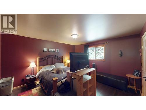 6228 Tamarack Road, Wasa, BC - Indoor Photo Showing Bedroom