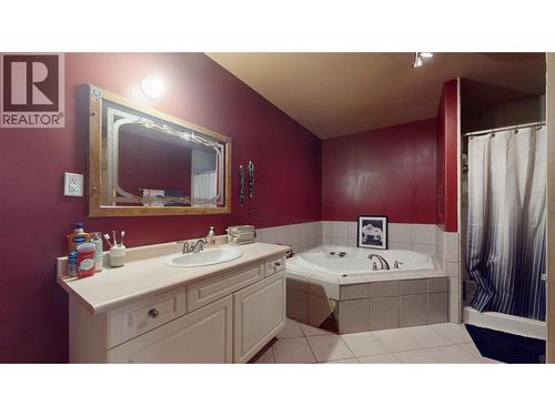6228 Tamarack Road, Wasa, BC - Indoor Photo Showing Bathroom