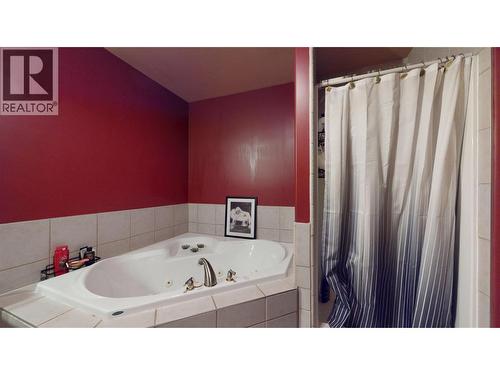 6228 Tamarack Road, Wasa, BC - Indoor Photo Showing Bathroom