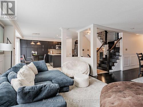 11 Four Seasons Circle, Brampton, ON - Indoor Photo Showing Living Room