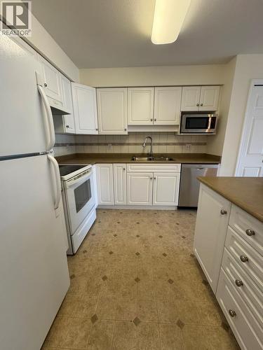 265 Froelich Road Unit# 307, Kelowna, BC - Indoor Photo Showing Kitchen With Double Sink