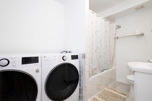 Salle de lavage - 12 Place Borduas, Sainte-Julie, QC - Indoor Photo Showing Laundry Room