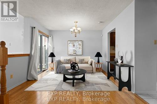 366 Franklin Road, Hamilton, ON - Indoor Photo Showing Living Room