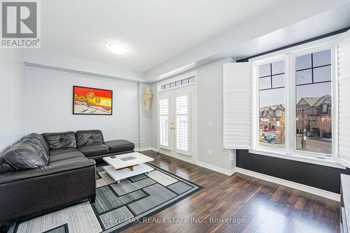 18 New Pines Trail, Brampton, ON - Indoor Photo Showing Living Room