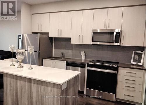 2304 - 15 Queen Street S, Hamilton, ON - Indoor Photo Showing Kitchen With Upgraded Kitchen