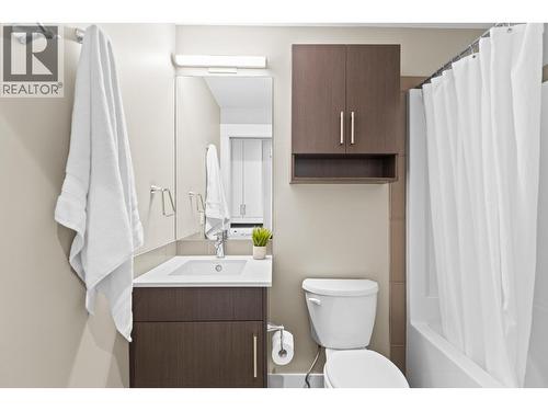925 Leon Avenue Unit# 430, Kelowna, BC - Indoor Photo Showing Bathroom