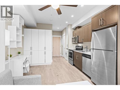 925 Leon Avenue Unit# 430, Kelowna, BC - Indoor Photo Showing Kitchen With Stainless Steel Kitchen