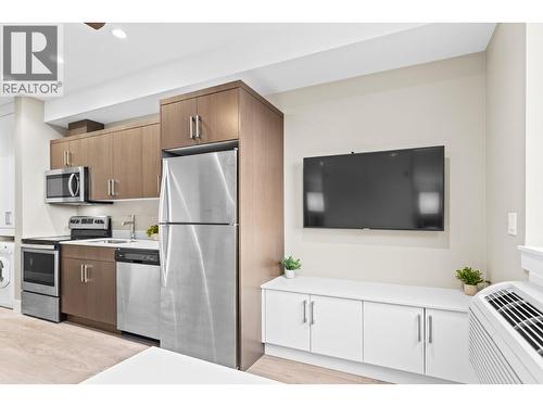 925 Leon Avenue Unit# 430, Kelowna, BC - Indoor Photo Showing Kitchen With Stainless Steel Kitchen