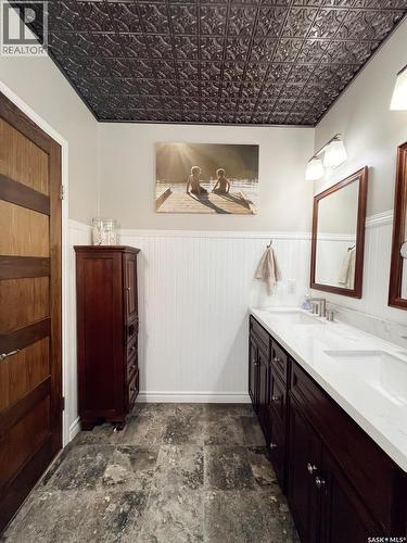 360 4Th Avenue W, Shaunavon, SK - Indoor Photo Showing Bathroom