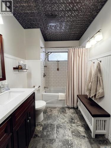 360 4Th Avenue W, Shaunavon, SK - Indoor Photo Showing Bathroom
