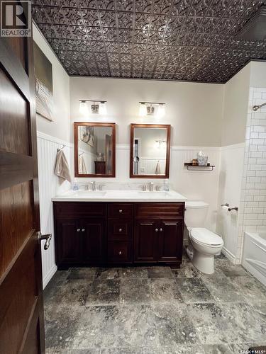 360 4Th Avenue W, Shaunavon, SK - Indoor Photo Showing Bathroom