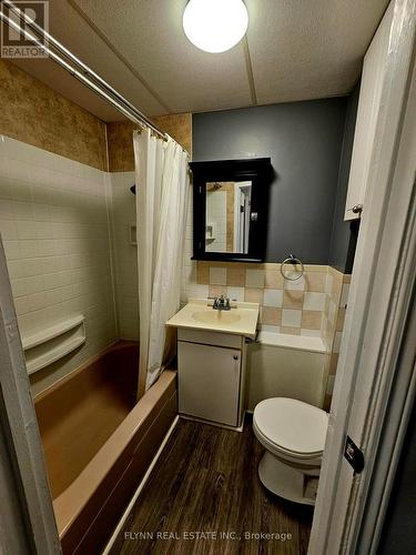 24 Empire Street, Welland, ON - Indoor Photo Showing Bathroom