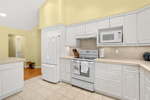 940 Ben Keer Drive, Kimberley, BC - Indoor Photo Showing Kitchen