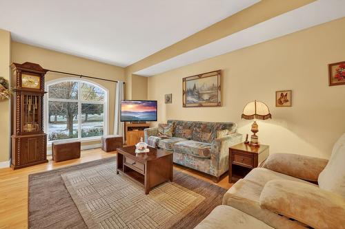 109-456 Mcphee Street, Kelowna, BC - Indoor Photo Showing Living Room