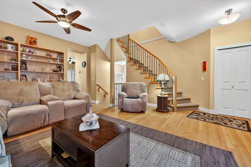 109-456 Mcphee Street, Kelowna, BC - Indoor Photo Showing Living Room