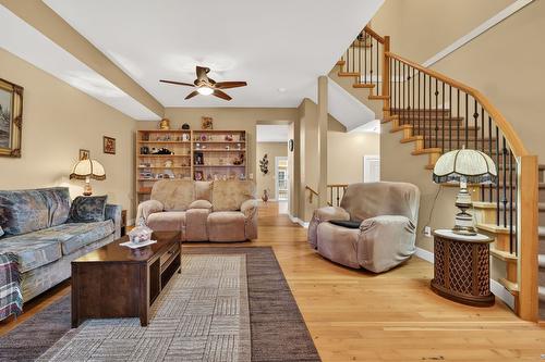 109-456 Mcphee Street, Kelowna, BC - Indoor Photo Showing Living Room
