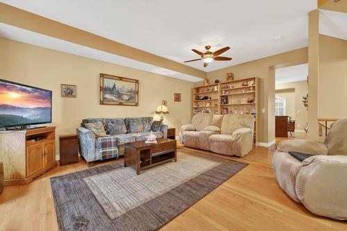 109-456 Mcphee Street, Kelowna, BC - Indoor Photo Showing Living Room