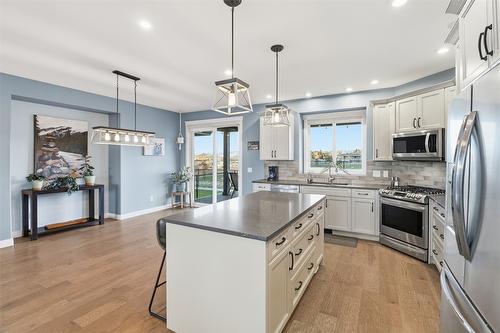 1332 Kinross Place, Kamloops, BC - Indoor Photo Showing Kitchen With Upgraded Kitchen