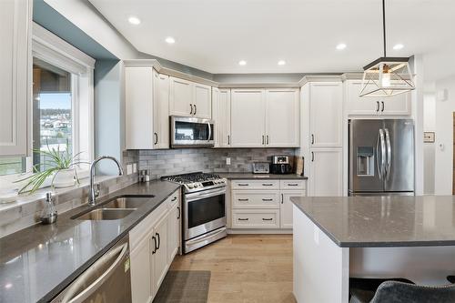 1332 Kinross Place, Kamloops, BC - Indoor Photo Showing Kitchen With Double Sink With Upgraded Kitchen