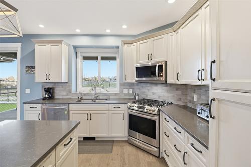 1332 Kinross Place, Kamloops, BC - Indoor Photo Showing Kitchen With Double Sink With Upgraded Kitchen